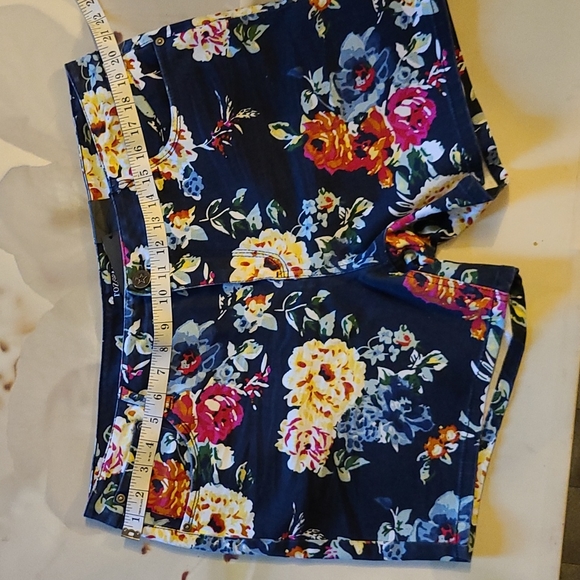💙 Floral Shorts 💙 Host Pick 🥂🍾 - Picture 3 of 5